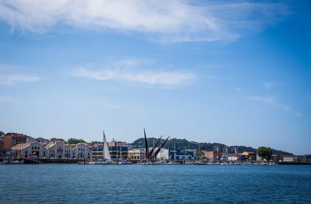 Paseo en lancha por la ría de Avilés con perro