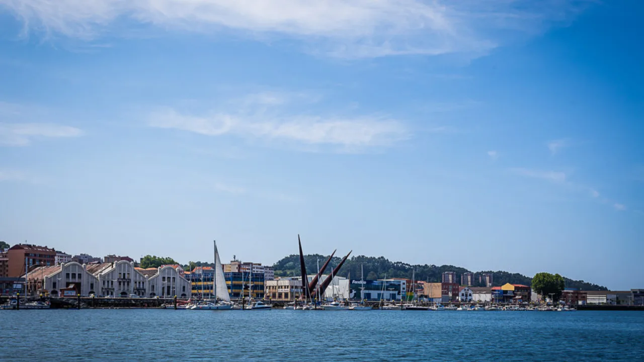 Paseo en lancha por la ría de Avilés con perro