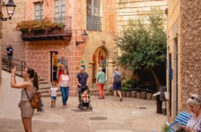 Paseo por el Poble Espanyol