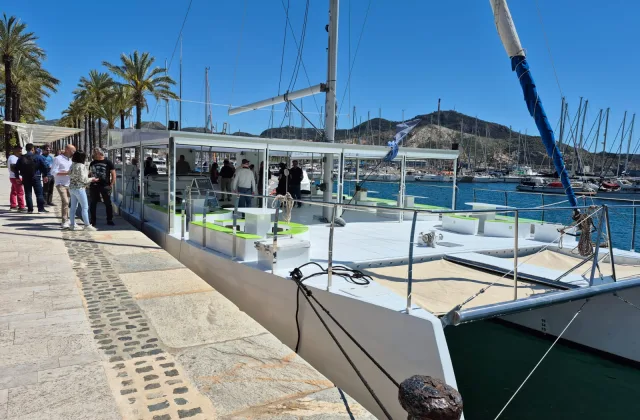 Paseo diario en catamarán Y-Olé con perro