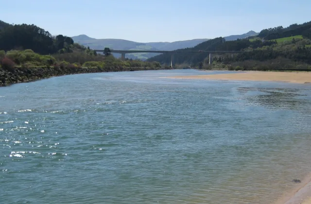 Márgenes de la ría de Oriñón (muelle)
