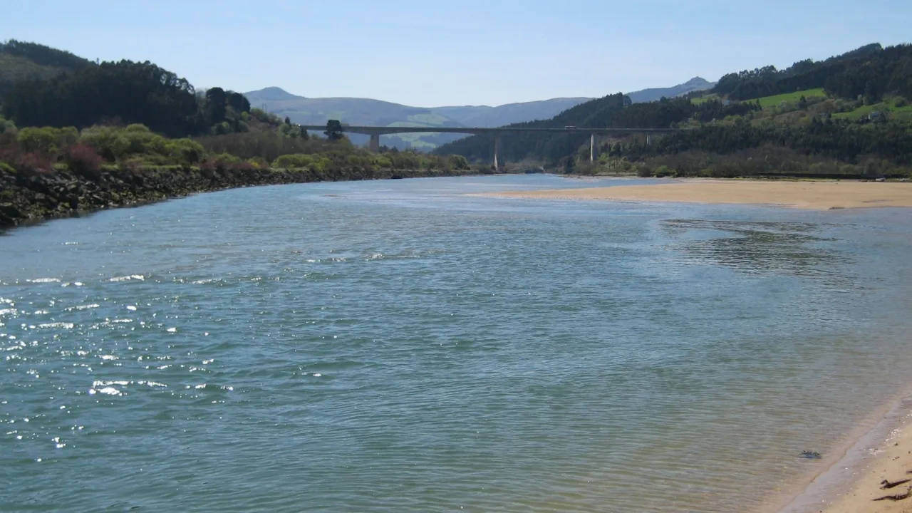 Márgenes de la ría de Oriñón (muelle)